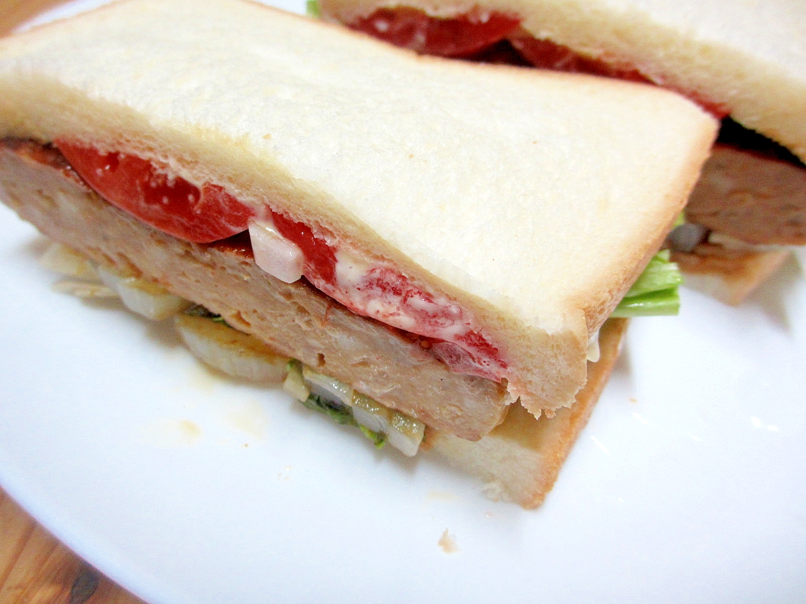 照り焼きハンバーグとトマトのサンドイッチ