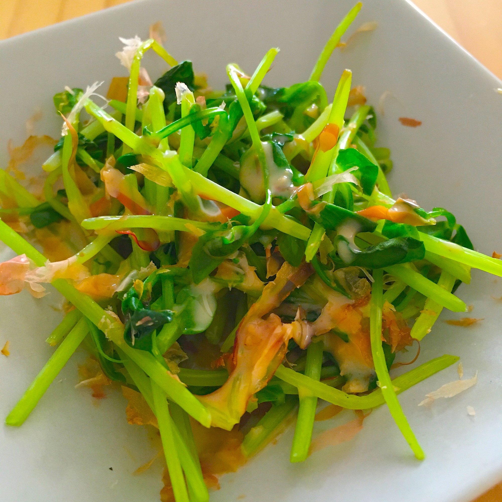 ごまドレッシングが合う！豆苗の鰹節和え