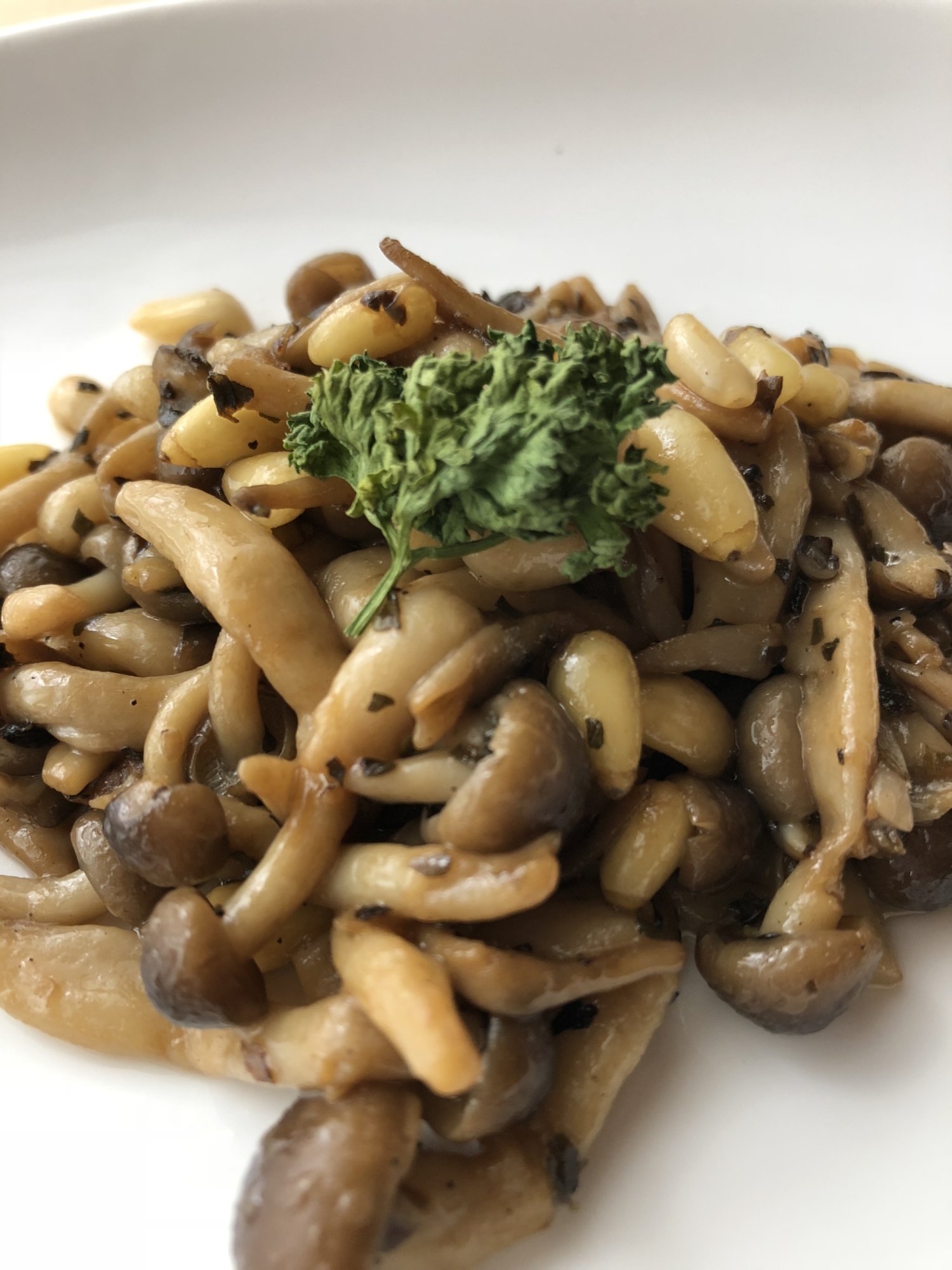 もう一品!松の実とブナシメジのバター醤油炒め