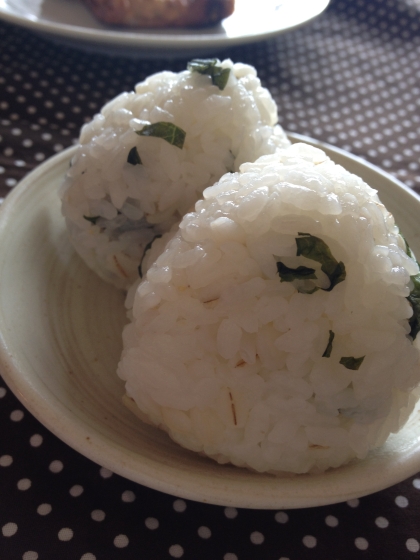 こんにちは♪
お昼ご飯に作りました(∩´∀｀)∩
しそ＆チーズが相性良くて、とっても美味しくて満足しました♥