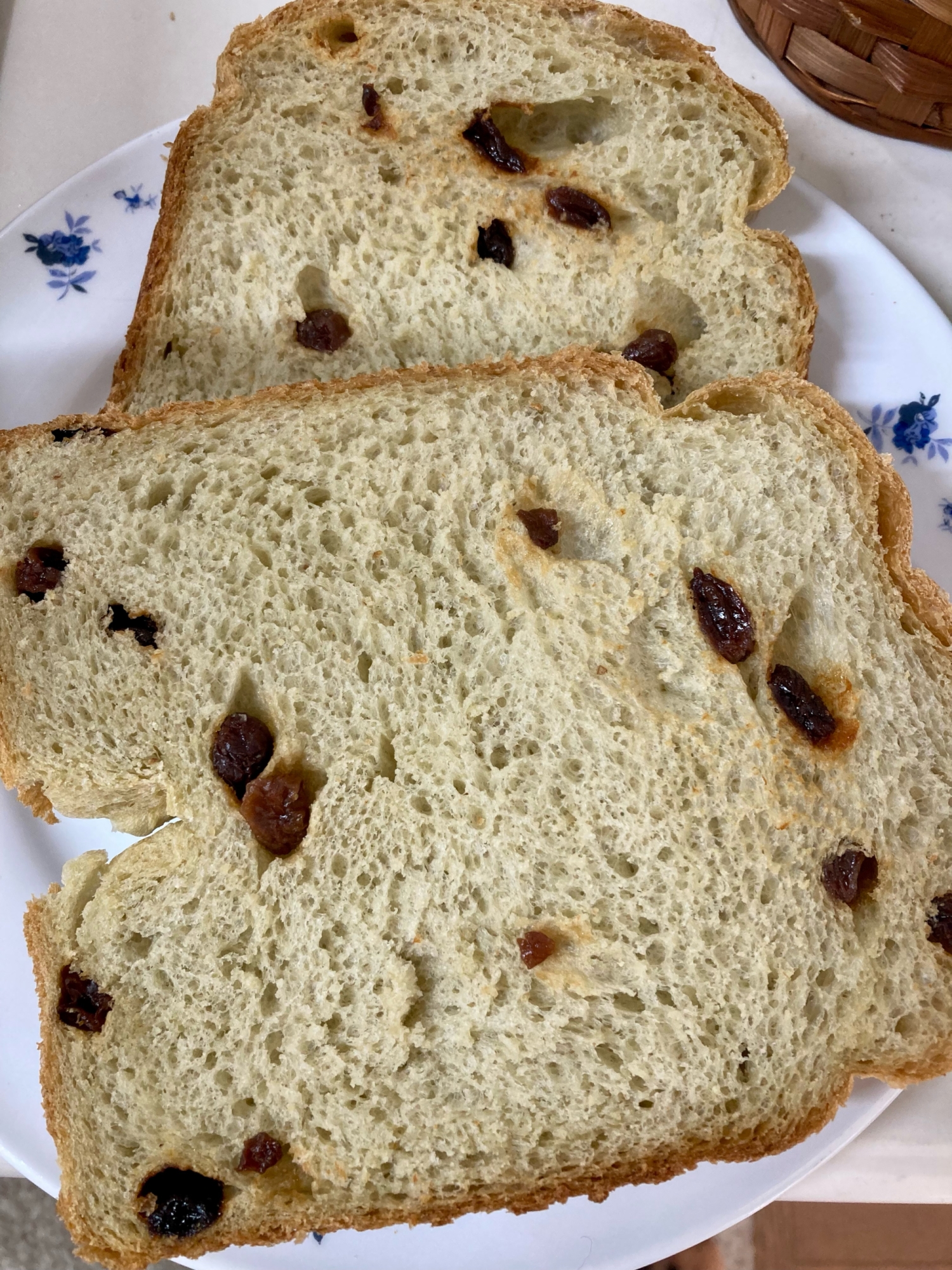 レーズン入り食パン、青汁も入って