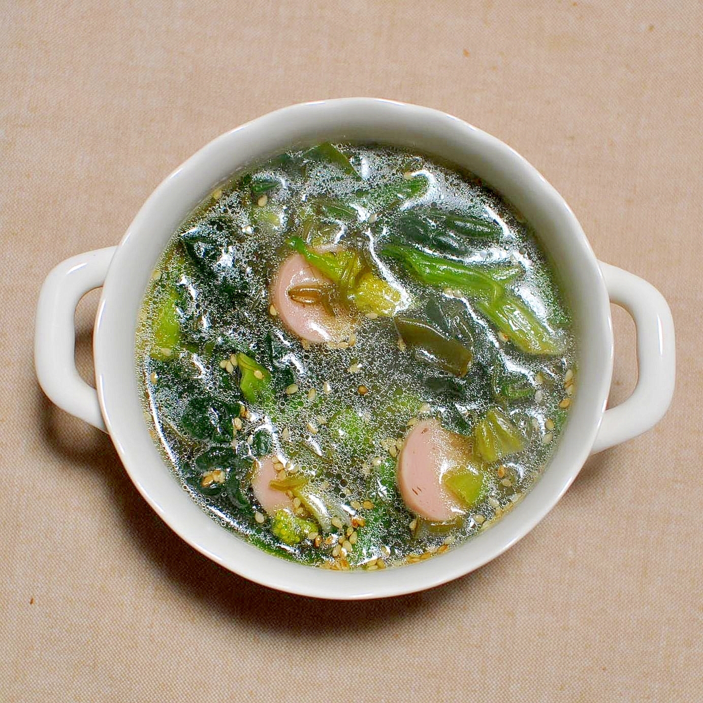 ほうれん草とワカメと魚肉ソーセージの中華スープ