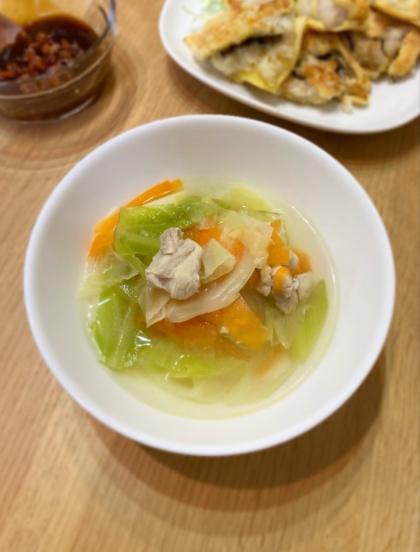 Nicoさん、キャベツとにんじんの中華スープを作りました♪急に寒くなってきましたね。夕食に温かいスープを飲んで、ホッとしました(*´ω`*)❣️