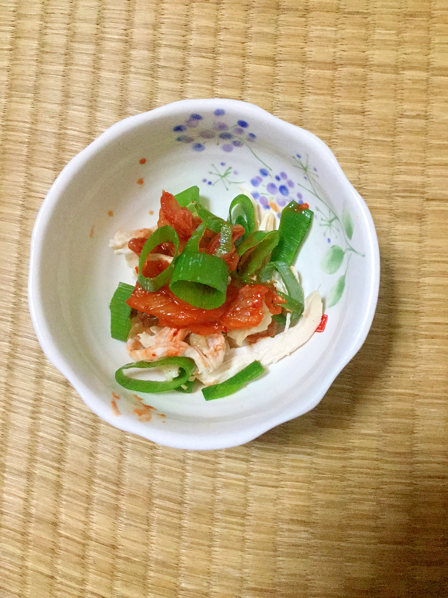 九条ネギと白菜キムチと茹で鶏の和え物。