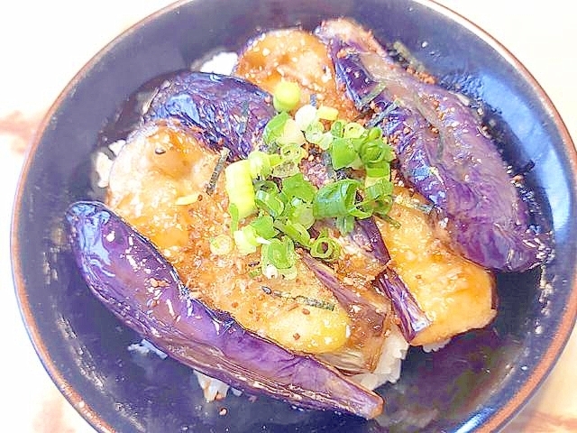 100均のうなぎのふりかけをプラス!ナスの蒲焼丼♪