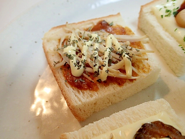 バジル/マヨで　えのき茸のせて・ミニカレートースト