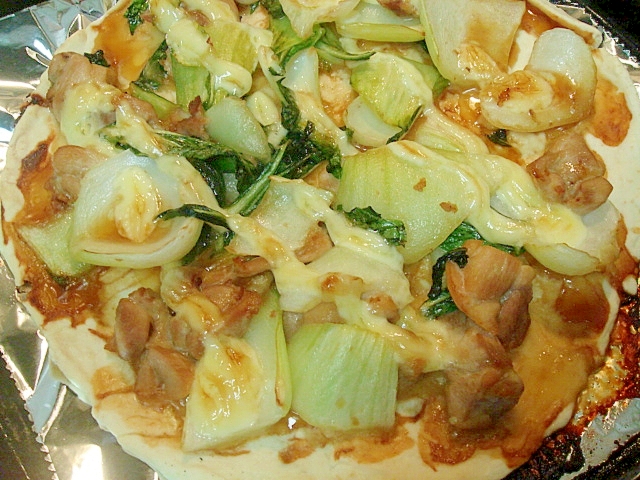 青梗菜と鶏もも肉の照り焼きマヨピザ