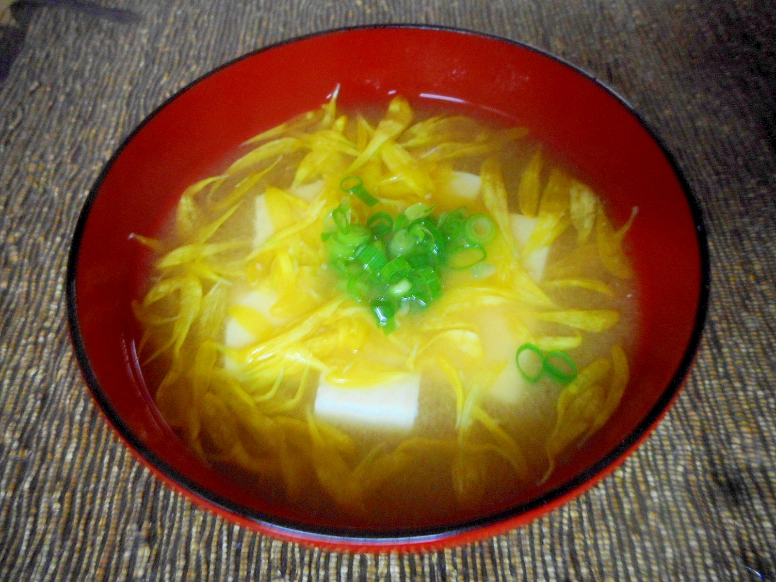 菊花と豆腐の味噌汁
