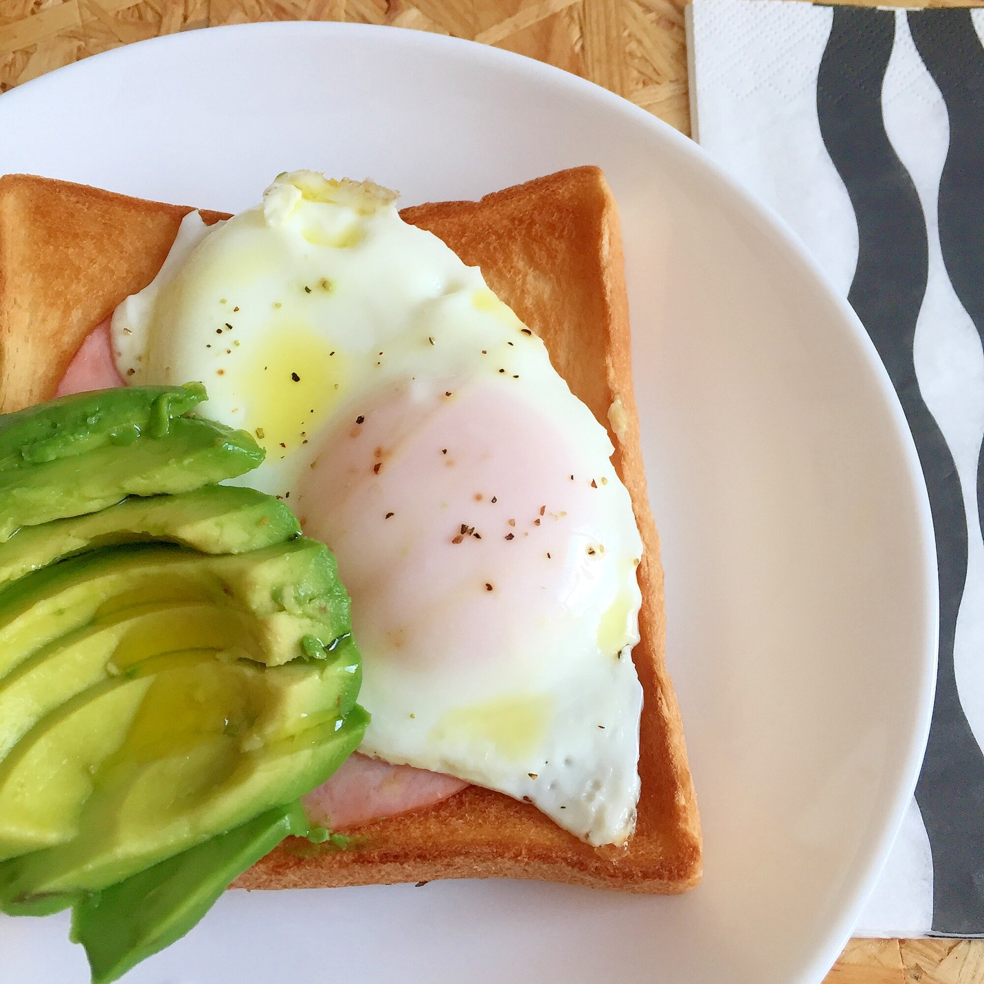 ハムと目玉焼きとアボカドのオープンサンド♪ レシピ・作り方 by