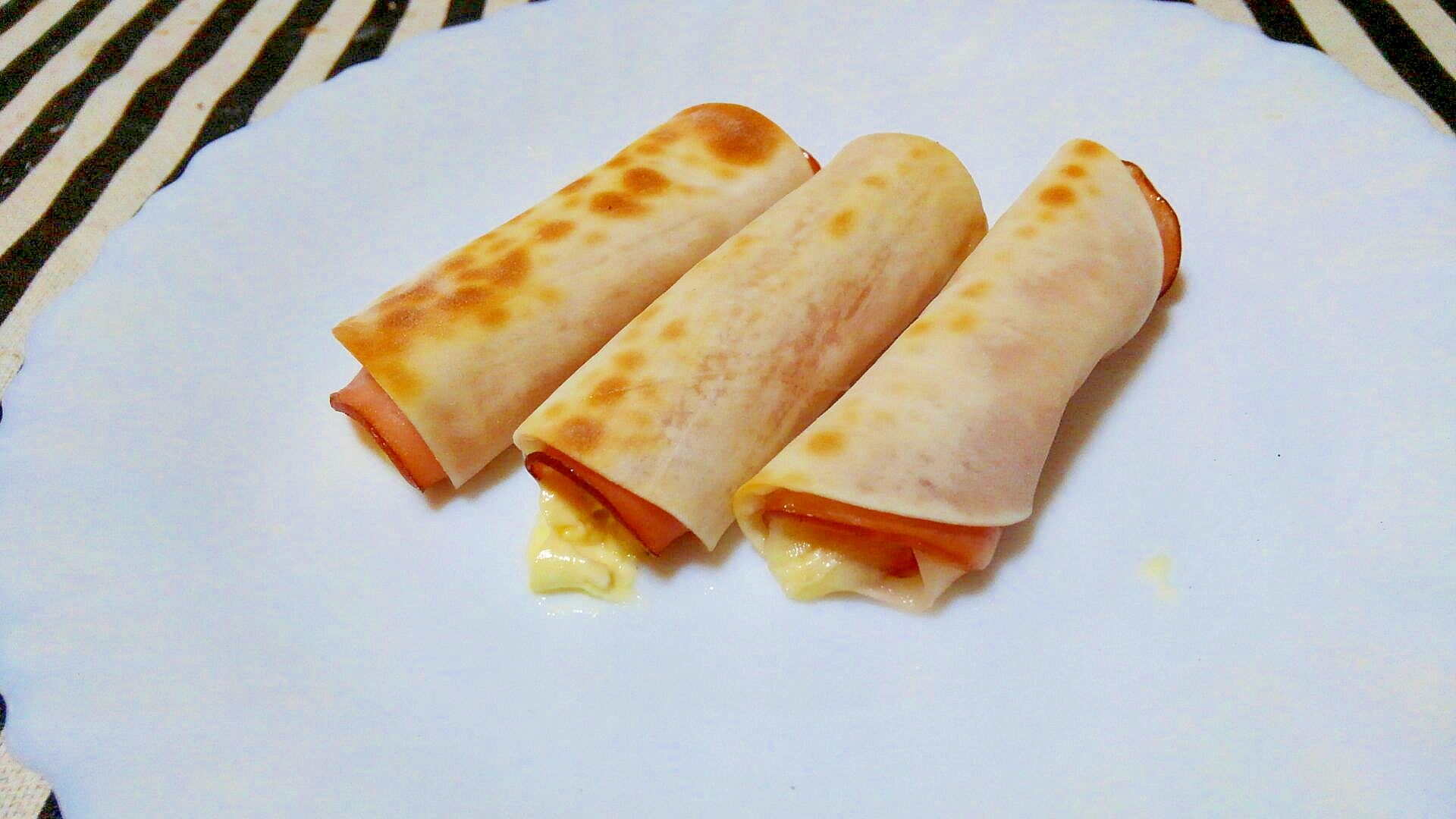 餃子の皮とハムのくるくる巻き♪