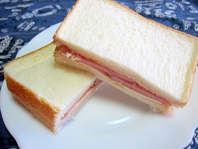 パストラミポークとチーズのサンドイッチ