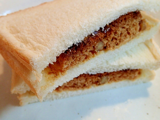 ピーナツクリームとフルーツケーキのサンドイッチ