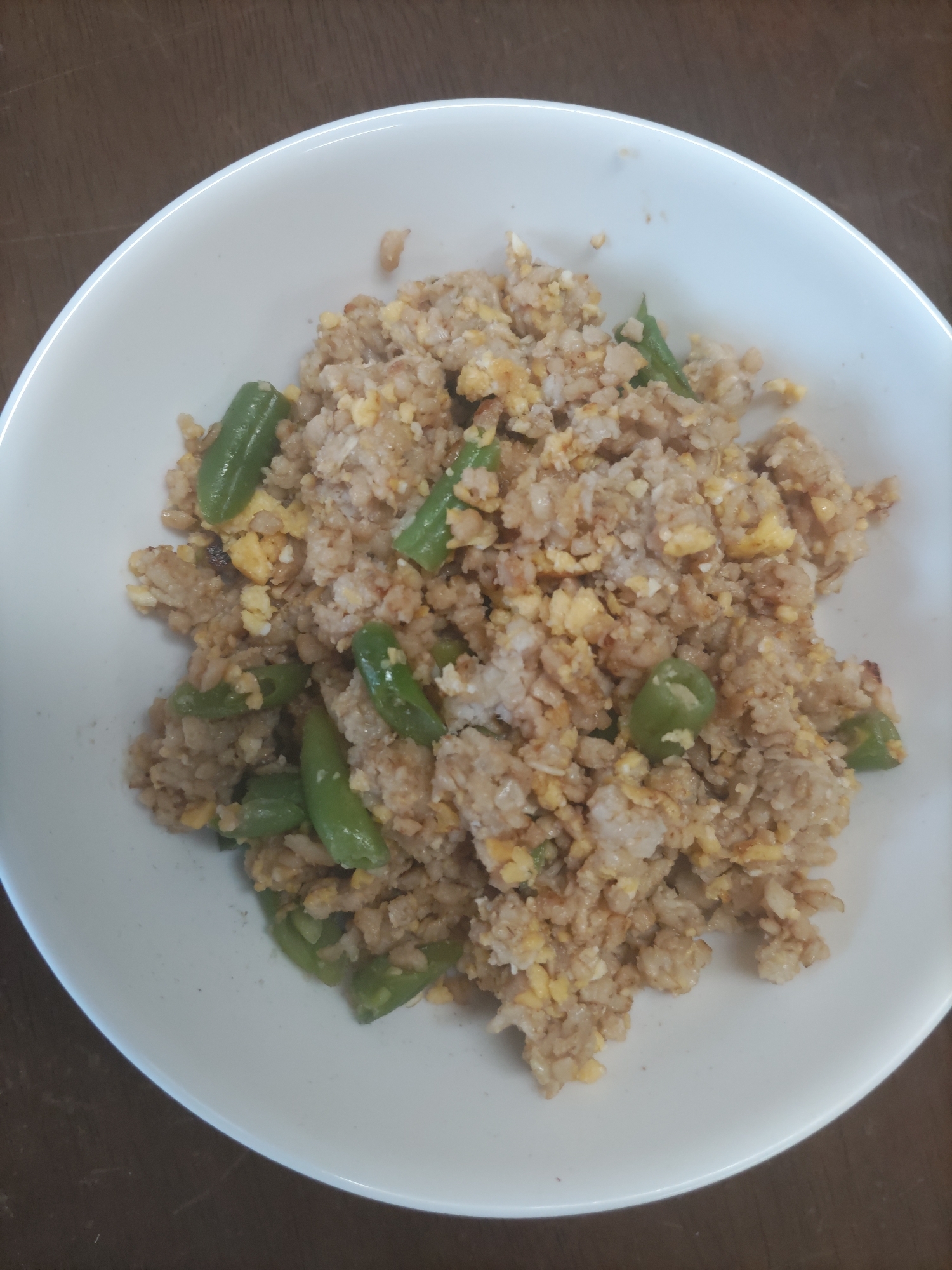 鶏ミンチとインゲンと卵のオートミール炒め