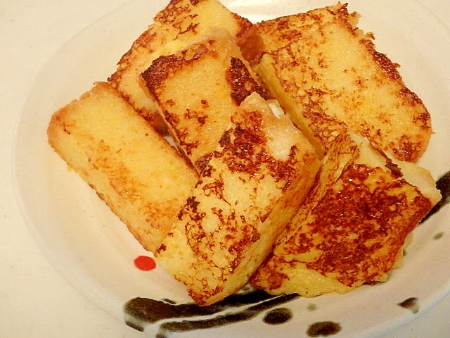 白い皿に入った飲むヨーグルトのフレンチトースト