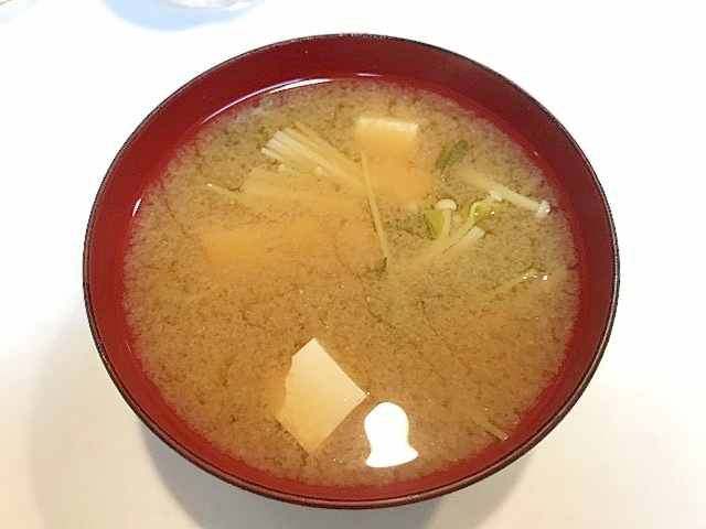 エノキと豆苗と豆腐で☆美味しい味噌汁