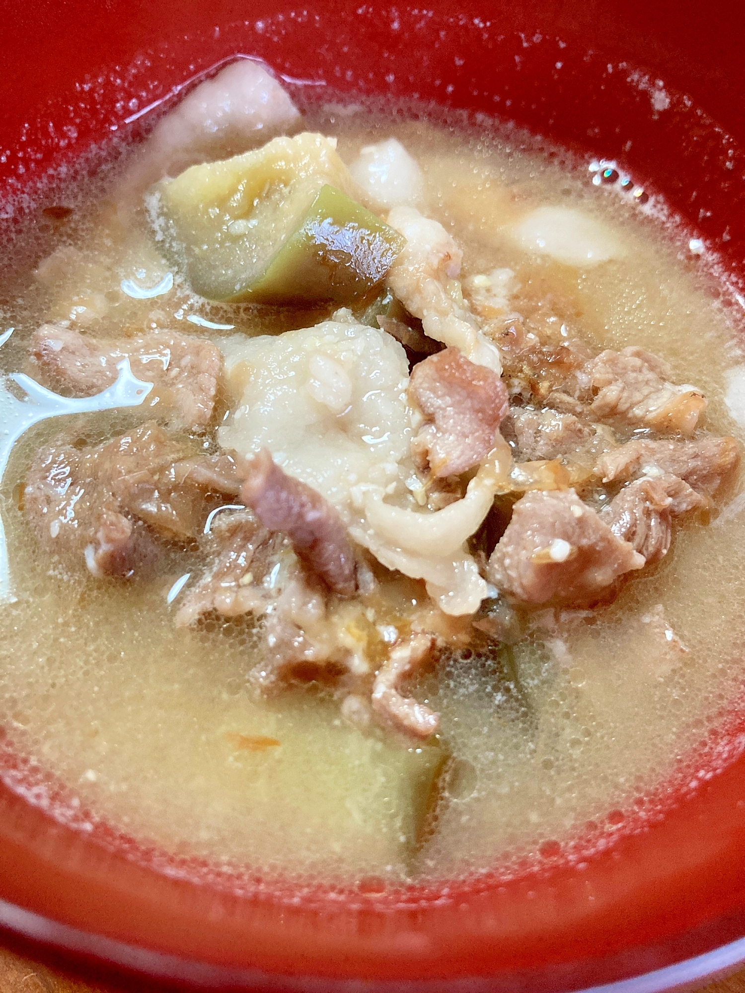 味噌＆鶏がらスープの素で作るナスと豚肉の汁物