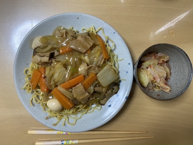 あんかけやきそば　（副菜に梅肉和えを添えて）