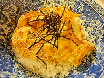 簡単☆めんつゆでつゆだくの親子丼