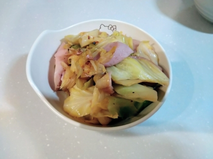 簡単節約！ウインナーとキャベツのガリバタ炒め