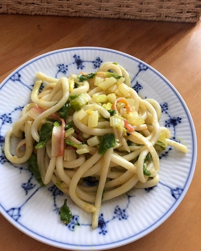 セロリとカニカマのカレー焼きうどん