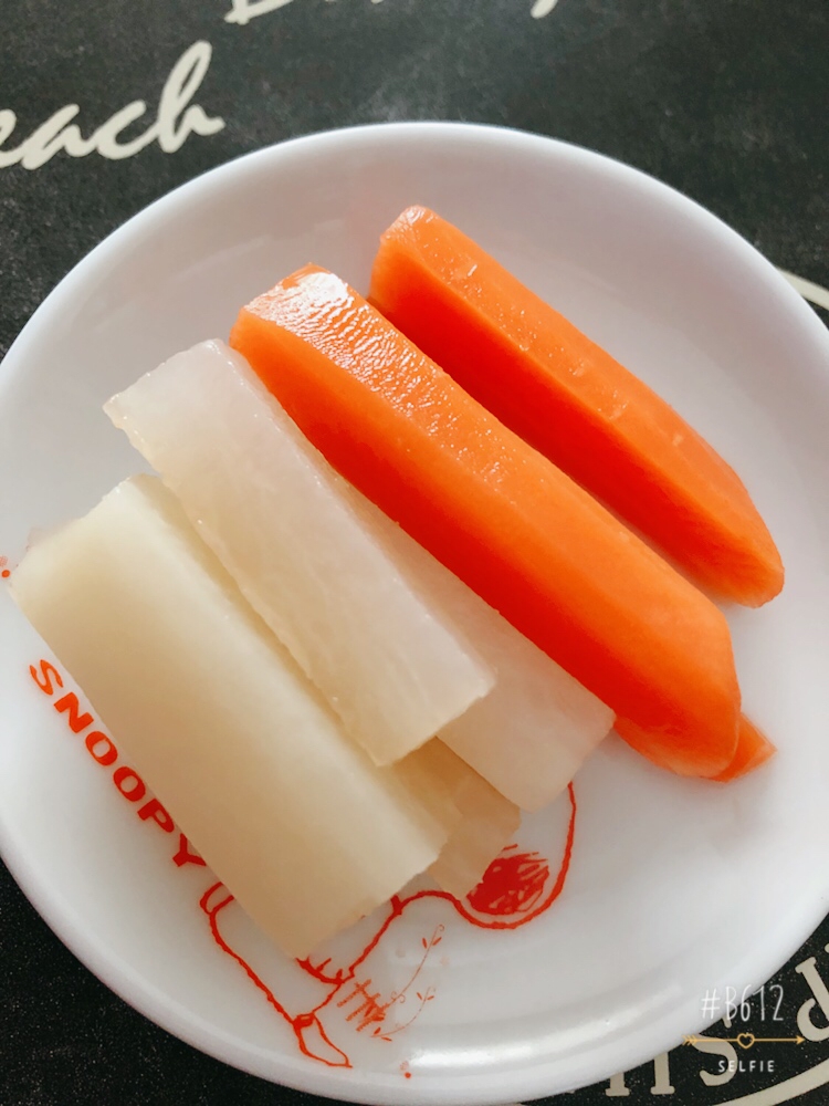 〜離乳食〜簡単!手づかみ噛む練習に♡大根と人参