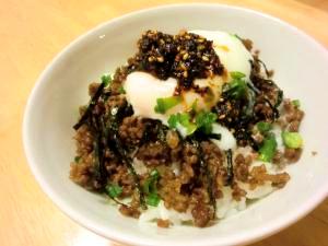 そぼろ・トロトロ温泉たまごとラー油のマイルド旨辛丼