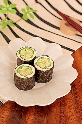 花型の白色の皿に盛られたチーズオクラ海苔巻き