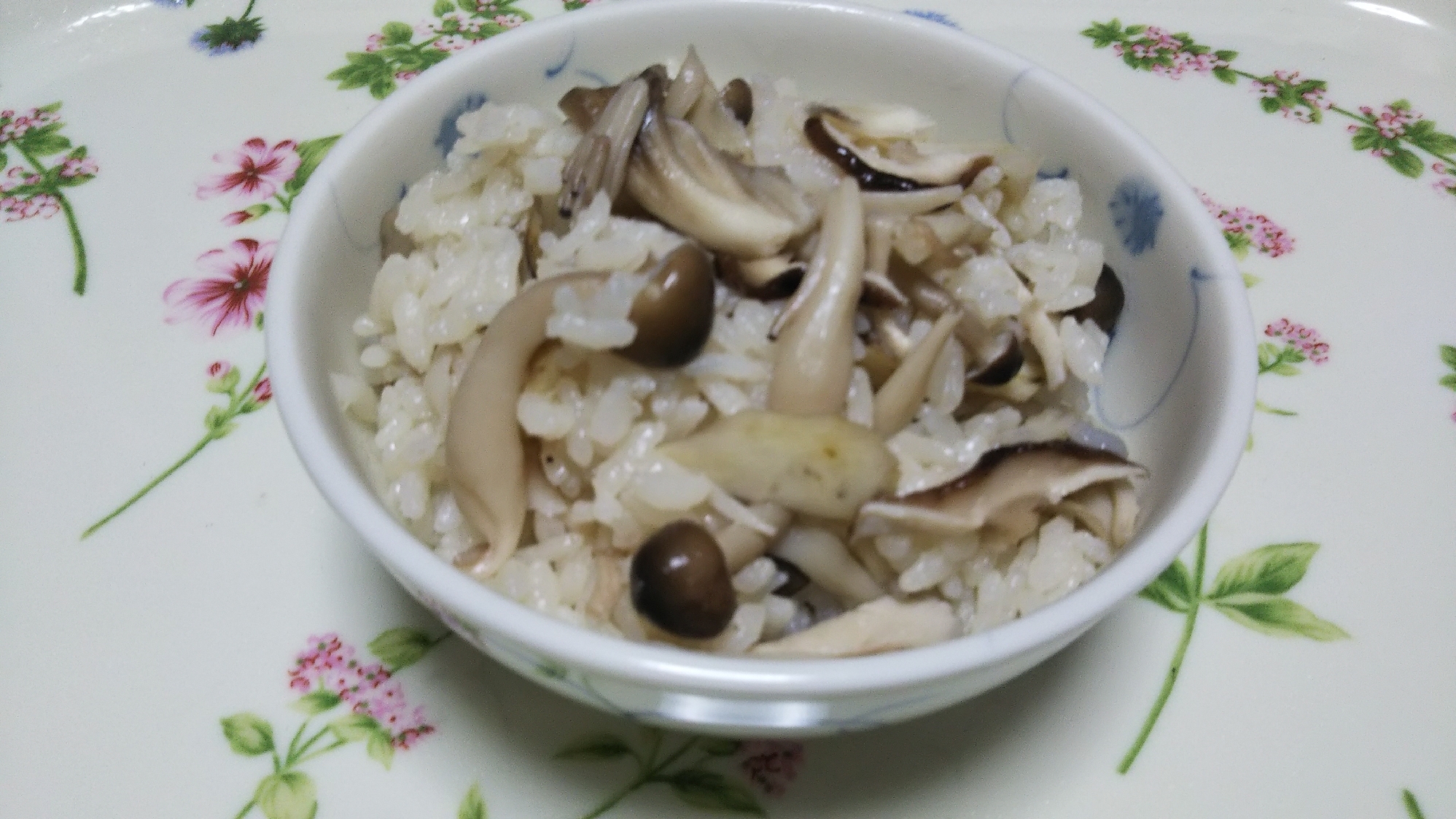 舞茸としめじと椎茸とゴボウの炊き込みご飯☆