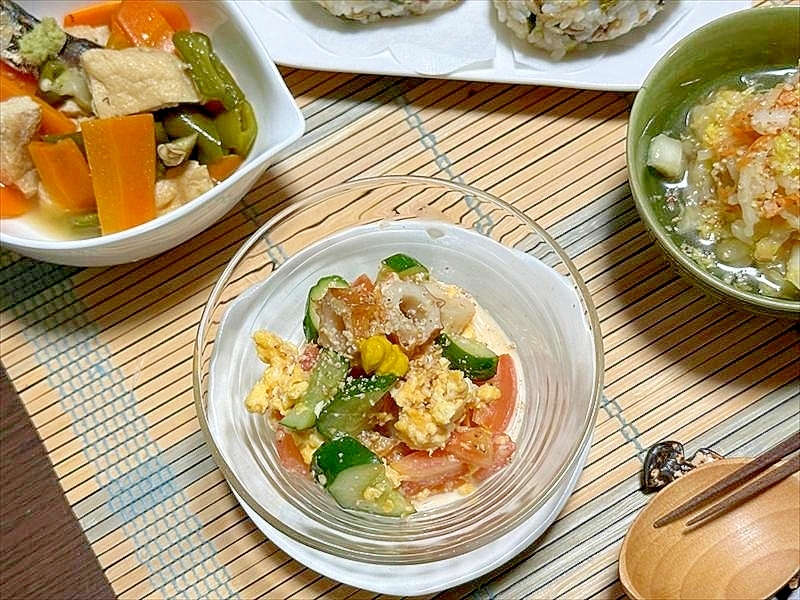 トマトときゅうりにあれこれ混ぜてカラフル酸っぱ小鉢