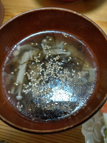 もずく酢以外で食べたいと思い、こちらのレシピで作ってみました！スープが和風だしと中華だしで新鮮なお味で美味しかったです☆かさ増しでえのきも投入しました。