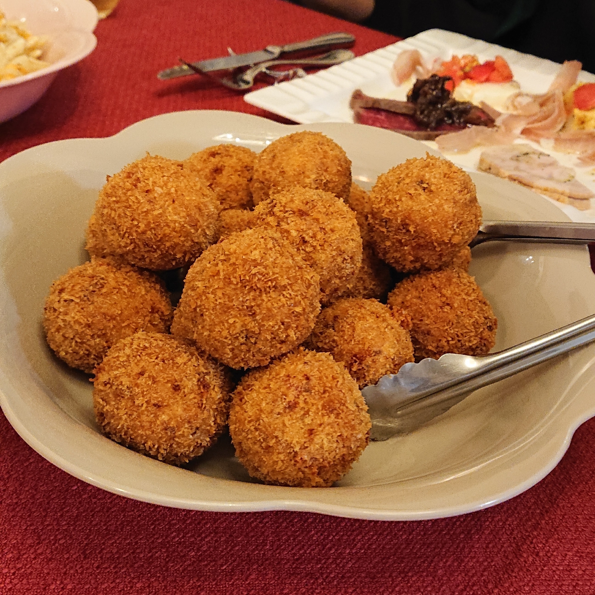 皿に盛られた、ミートソースのアランチーニ