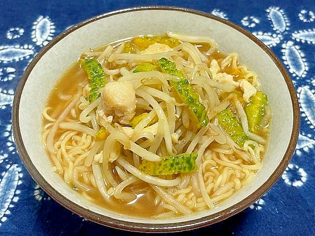 ゴーヤともやしと鶏皮炒めの味噌ラーメン