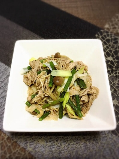 ご飯がすすむ！豚肉とキノコのネギ塩炒め