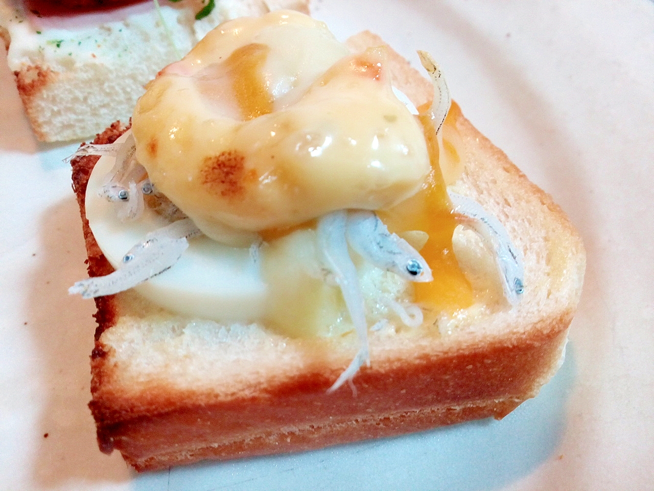 ゆで卵としらすとチーズのミニトースト
