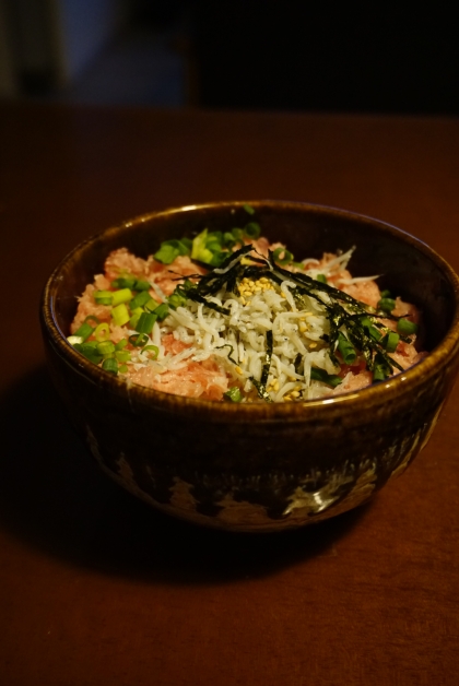 紅白で目出度い二食丼！マグロしらす丼