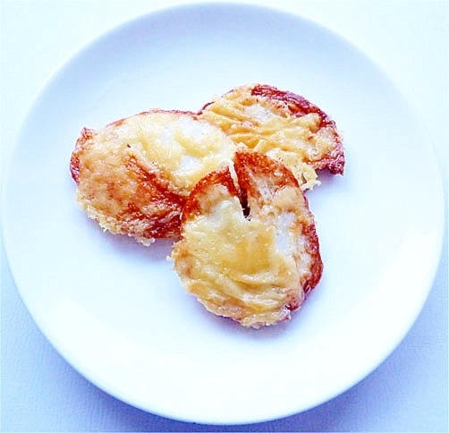 白い丸皿に盛り付けたかまぼこのチーズ焼き