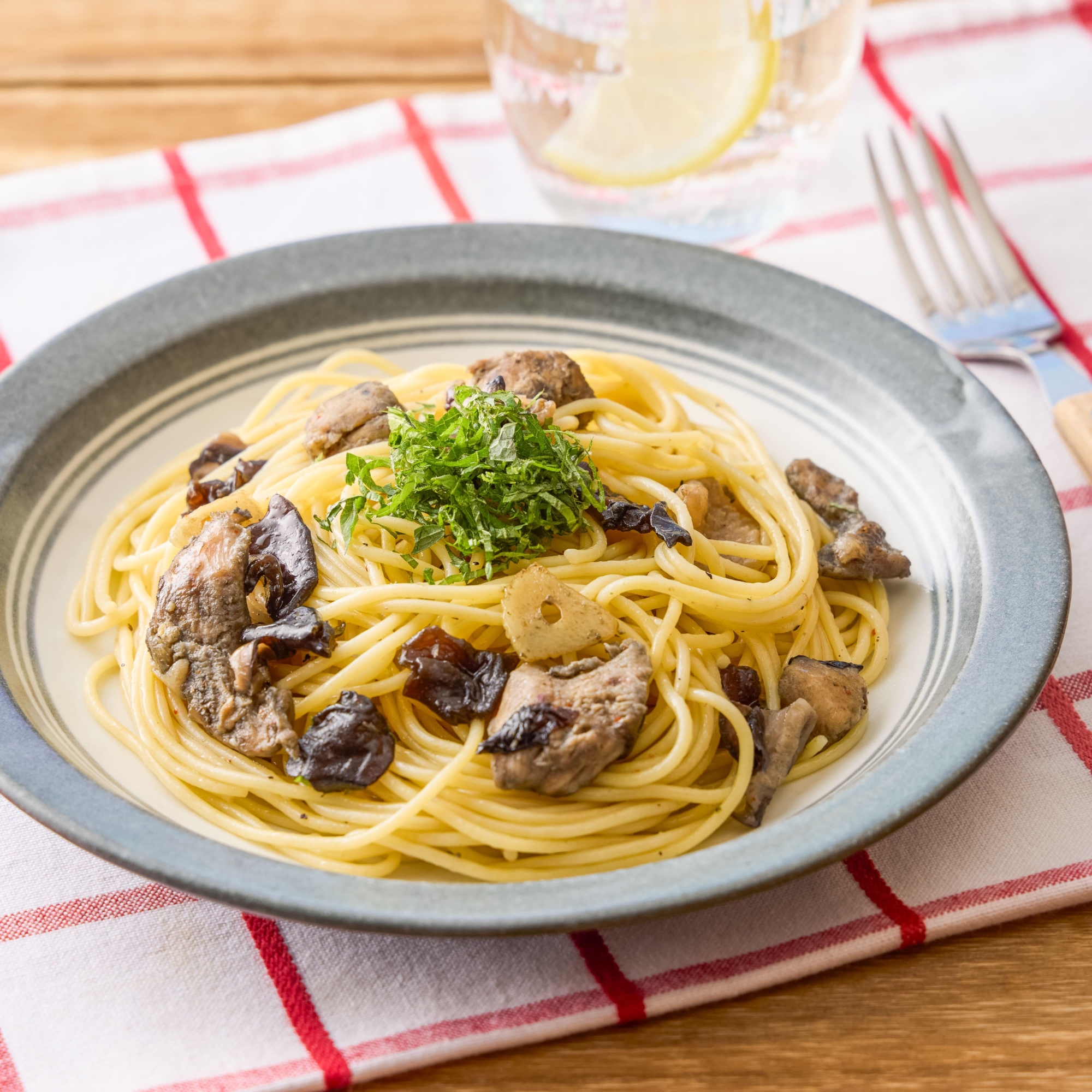炭火香る！鶏ときのこのペペロンチーノ風