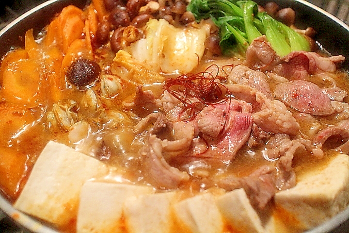 フライパンの中のラムの薬膳火鍋