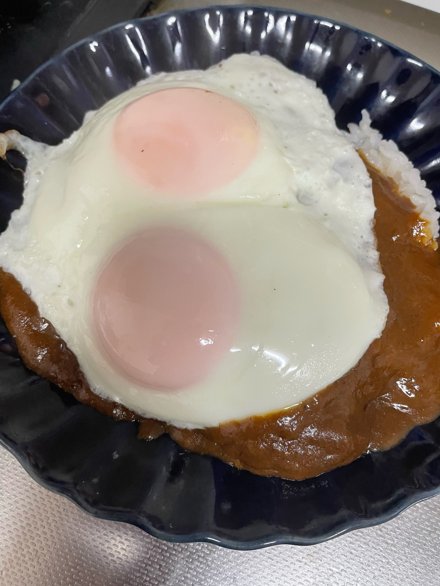 お昼は贅沢に！残ったカレーで目玉焼き乗せカレー！