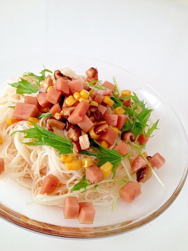 魚肉ハム炒めを乗せたそうめん