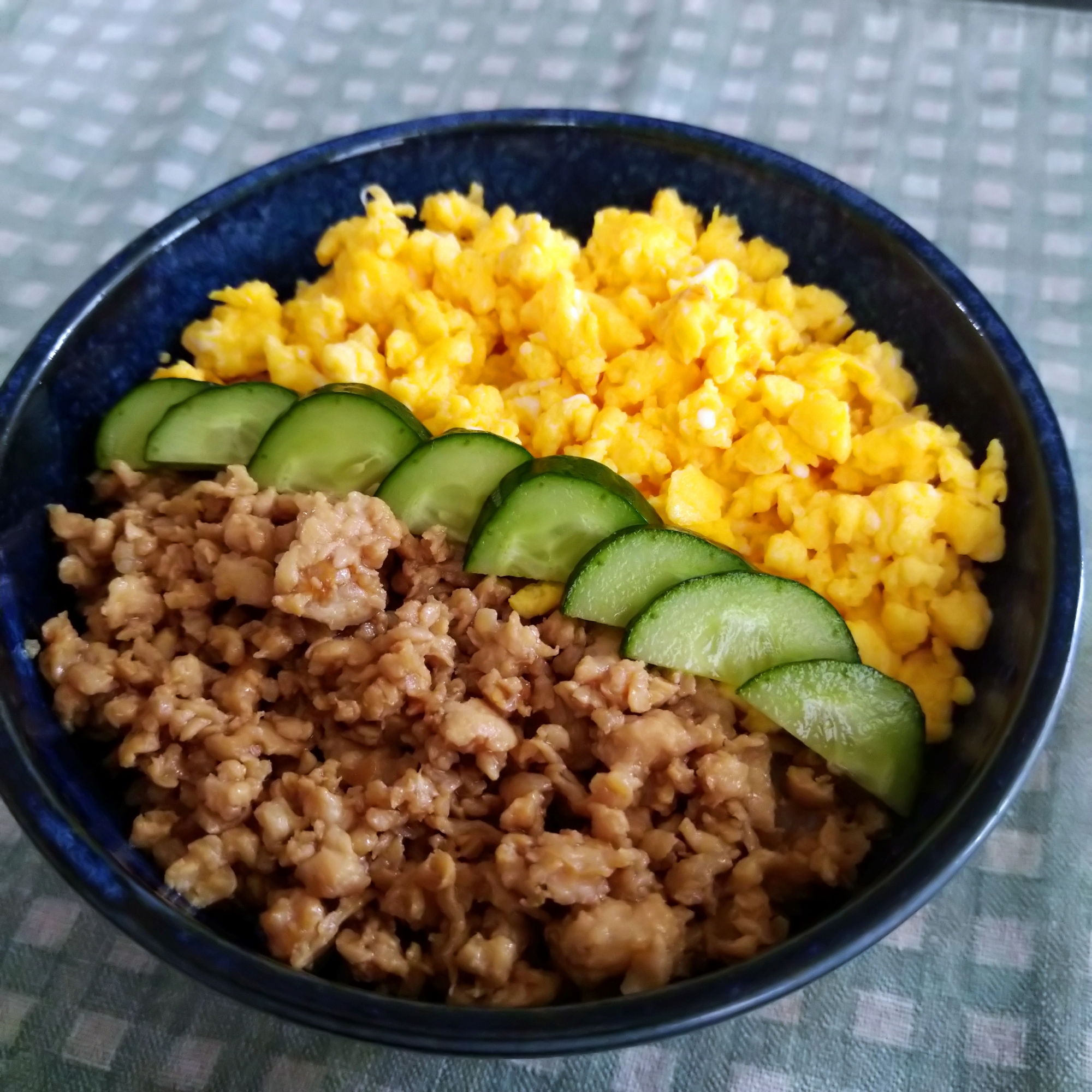 3色そぼろ丼