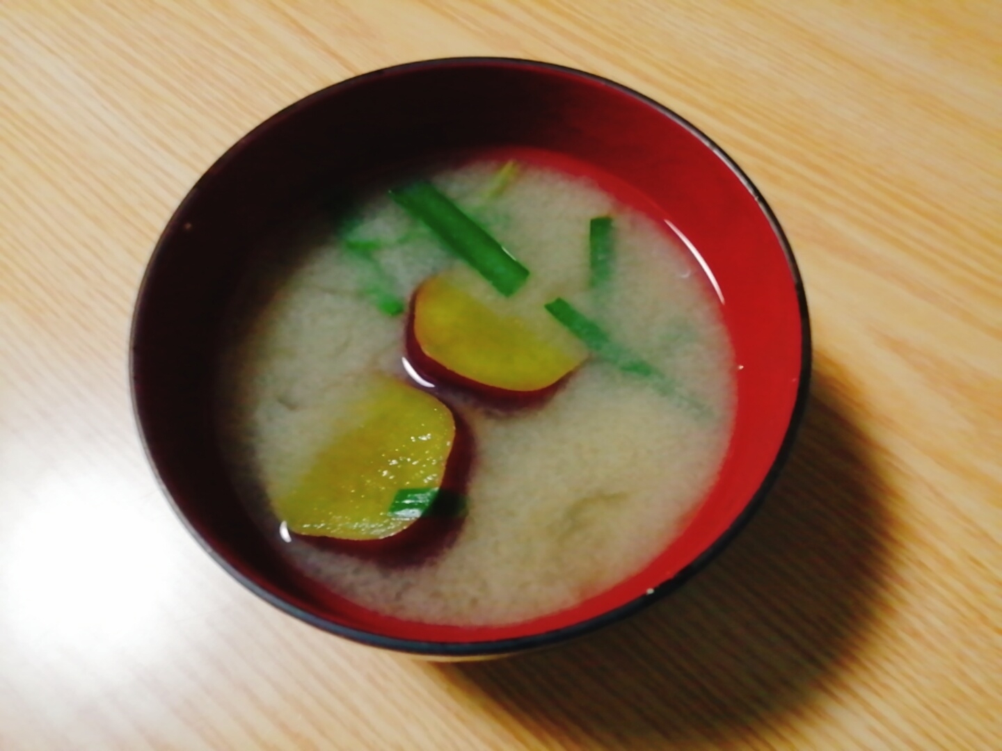 さつまいもとニラの味噌汁