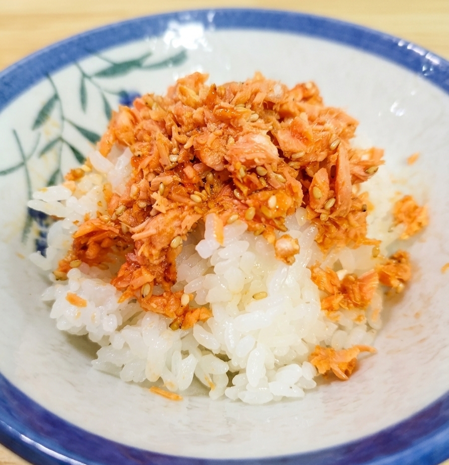 ご飯すすむ【鮭フレークの旨辛ユッケ風丼】