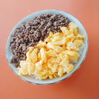 グリーンエメラルドさんこんにちは♪今日も暑いので豆板醤入りのピリ辛の方が食べたくなりました！とっても美味しい2色丼ご馳走さまですo(^o^)o（※合挽き肉使用）