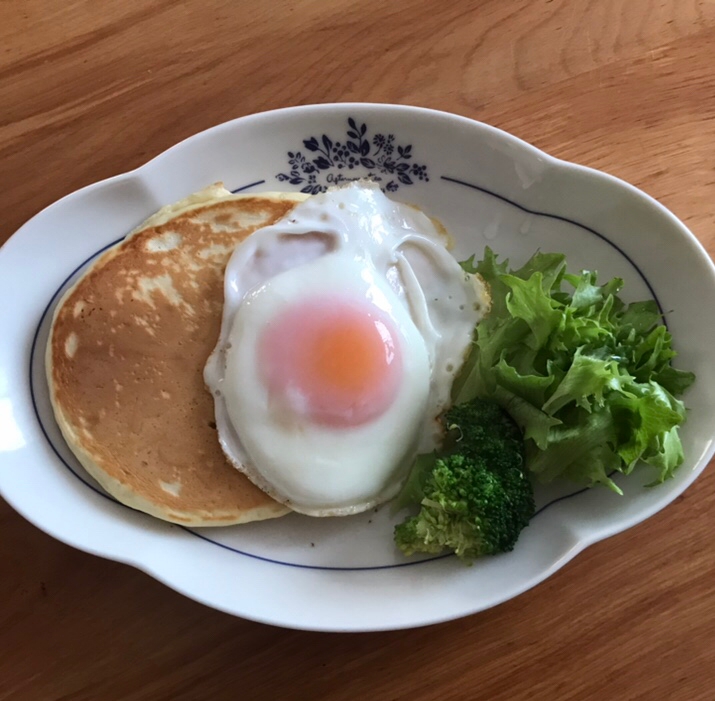 目玉焼きのせパンケーキの朝ごはん