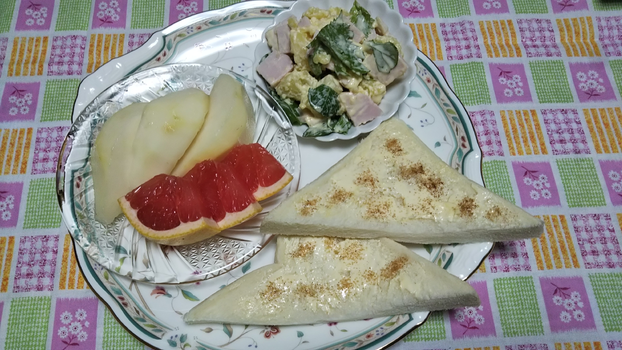 ポテトサラダとシナモンシュガーパンとフルーツの朝食