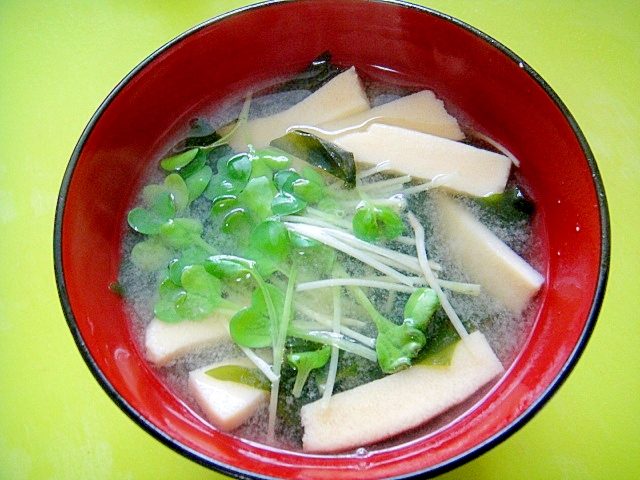 高野豆腐とわかめ貝割れ大根の味噌汁