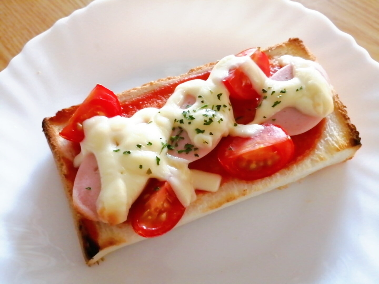 魚肉ソーセージとミニトマトのピザトースト