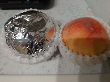 お中元で頂いた桃をアルミホイルで包みました。長持ちしますように( ꈍᴗꈍ)