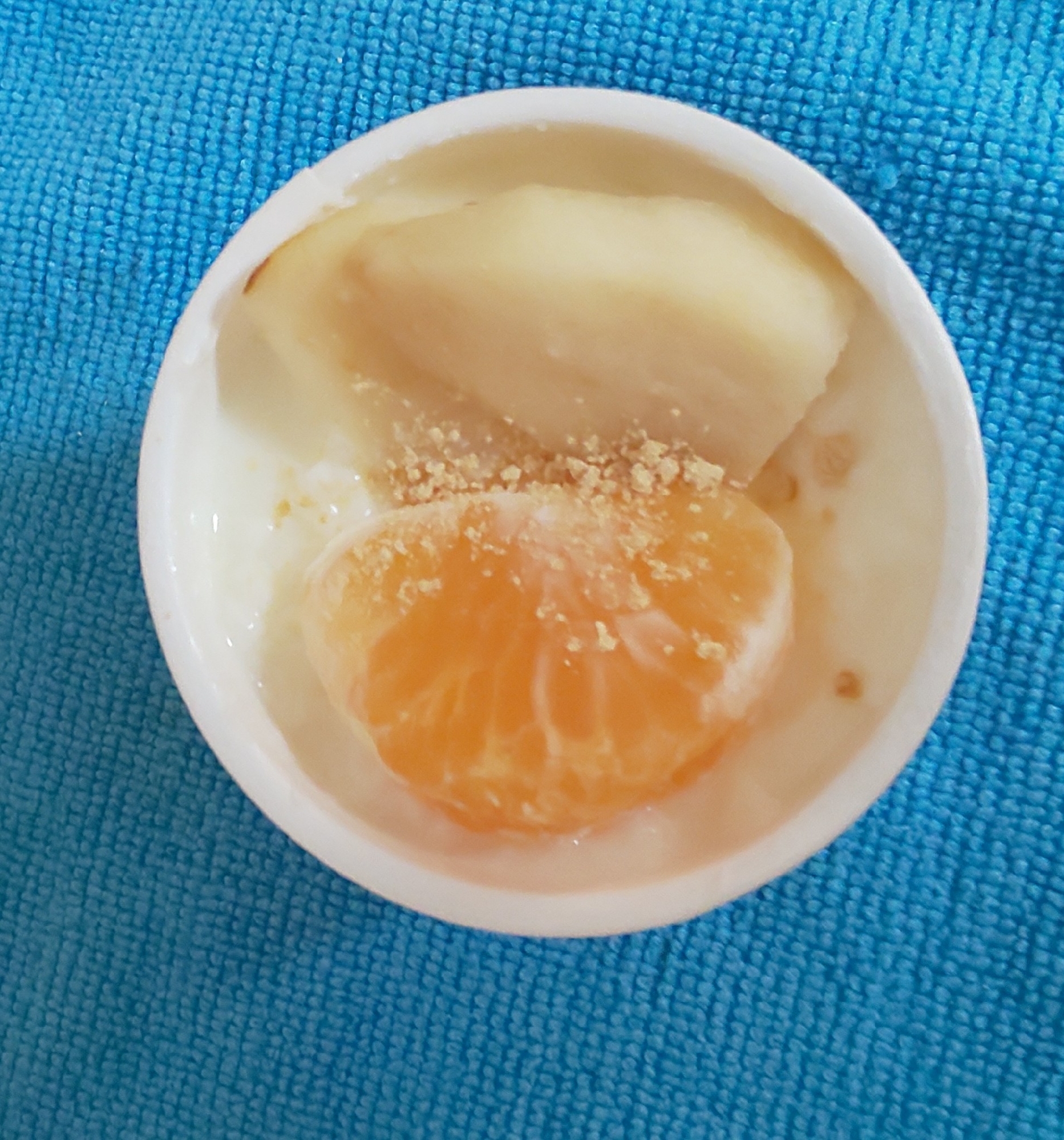 ヨーグルトに♪りんごとみかんを